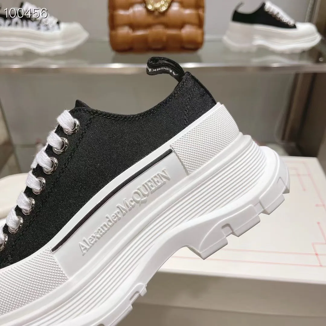 👟👟Ex-factory price 580👟👟 The latest version of Alexander McQueen's men's and women's couple's model is a hot item👑Purchase version original version 1:1 Fabric: Original imported waterproof canvas Lining: Imported water-resistant sheepskin, strong, stain-resistant and breathable. Insole: Imported silk lining Outsole: TPU multi-layer original combination sole (not the ordinary sole on the market) Packaging: Comes with original shoe box, cloth bag, certificate card Code number: 34-45
